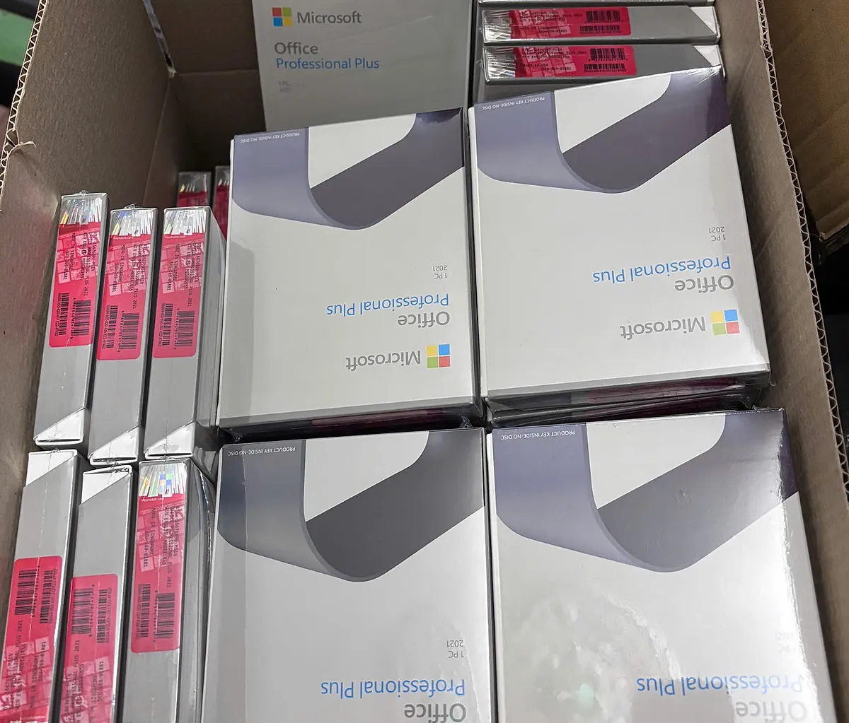 Tem COA trên từng hộp Office Professional Plus 2021 với mã SKU và mã vạch Microsoft